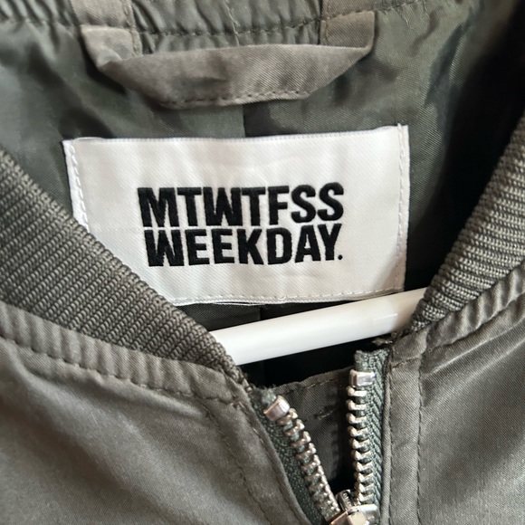 Green Women’s Bomber Jacket in perfect condition, no damage, zipper pockets, 4 - Picture 3 of 3